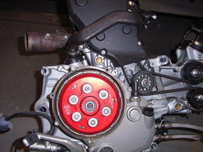 ducati900ssmotorblokophanginggebroken.jpg