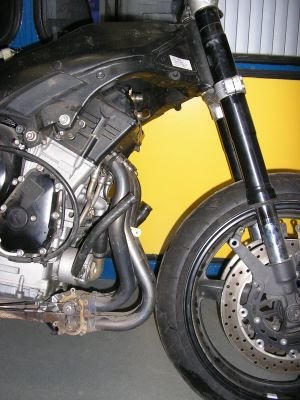 yamahar120032004kromzievoorwieltegenuitlaat.jpg